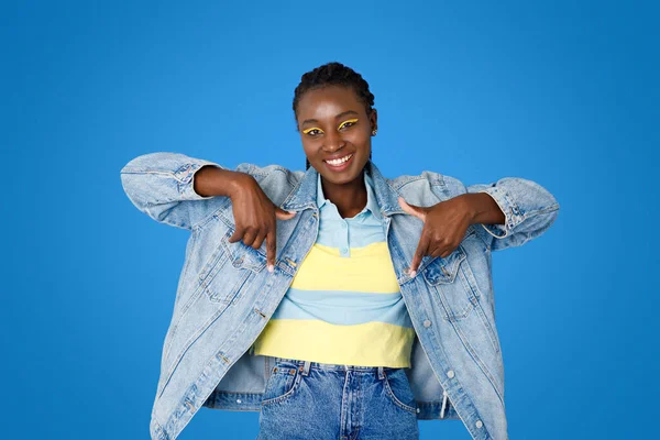 Lachende Vrolijke Mooie Jonge Zwarte Vrouw Dragen Casual Outfit Heldere — Stockfoto
