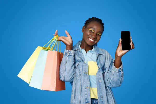 Веселая Привлекательная Молодая Черная Женщина Повседневной Моды Показывая Покупки Телефон — стоковое фото