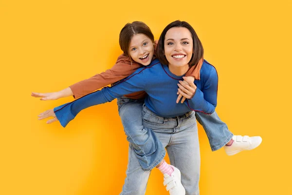 Cheerful Family Mother Daughter Having Fun Yellow Background Loving Mom — Stock Photo, Image