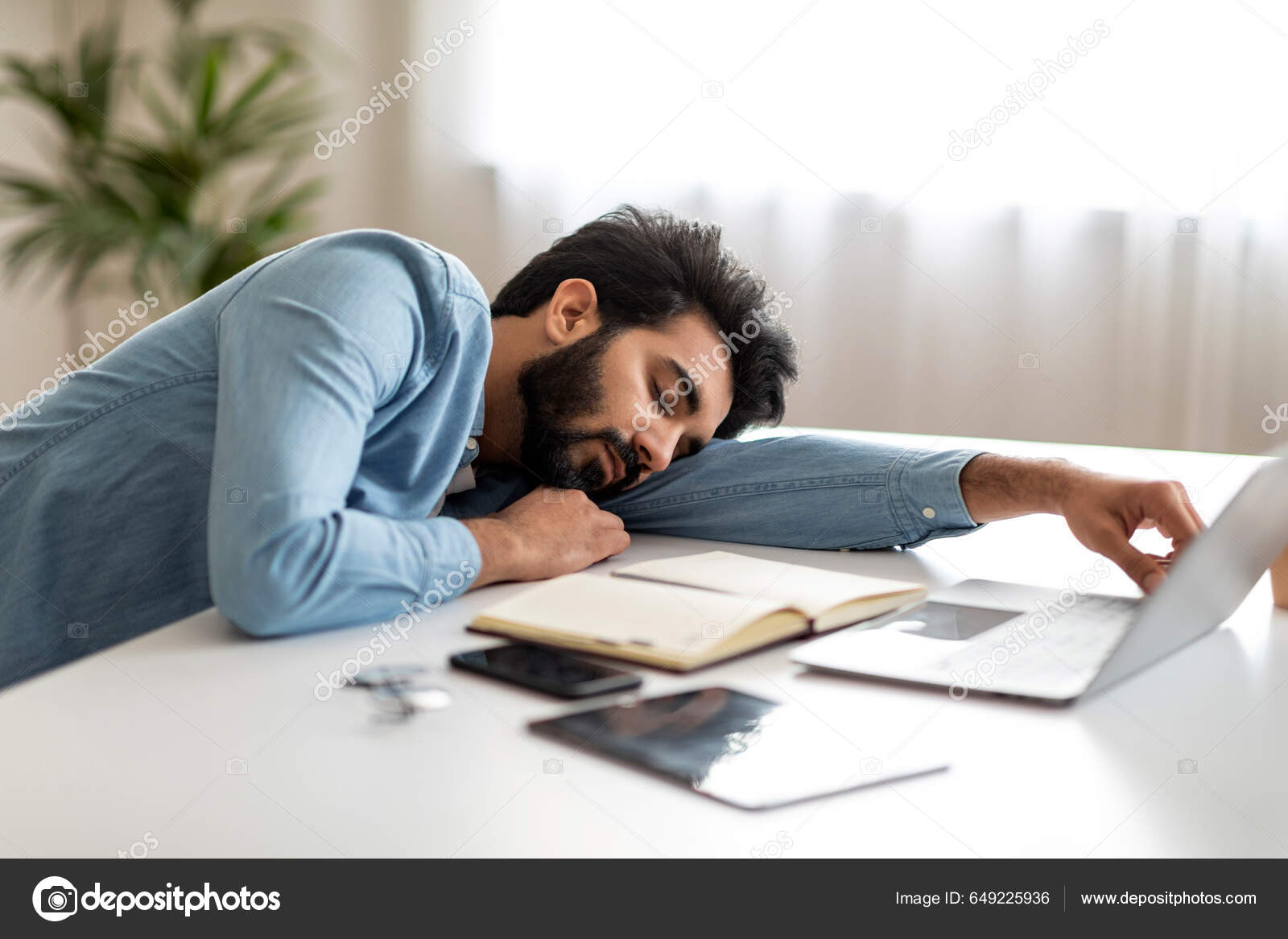 Hombre Indio Cansado Freelancer Durmiendo Escritorio Oficina Del Hogar  Joven — Foto de stock #649225936 © Milkos, image size:1600x1167