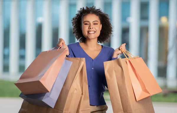 Bra Försäljning Glad Svart Kvinna Kund Håller Shoppingväskor Stående Utomhus — Stockfoto