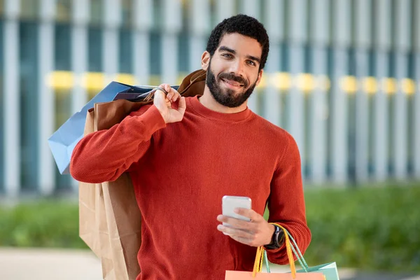 Happy Middle Eastern Man Holding Zakupy Smartfona Aplikacji Mobilnej Uśmiechnięty — Zdjęcie stockowe