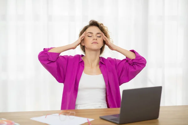 Stresowana Młoda Kobieta Freelancer Cierpiąca Ból Głowy Podczas Pracy Laptopem — Zdjęcie stockowe