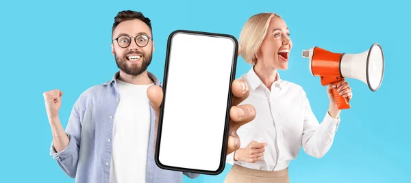 いい提案だ 明るい女性と男性スピーカーを使用して カメラで白い画面で大きな空白のスマートフォンを表示 興奮した男性と女性の広告モバイルアプリやウェブサイト コラージュ モックアップ — ストック写真
