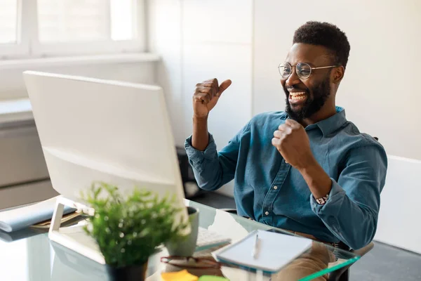 Biznesowy Sukces Szczęśliwy Afrykański Amerykanin Patrzący Ekran Komputera Gestykulujący Tak — Zdjęcie stockowe