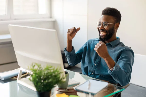 Éxito Empresarial Hombre Afroamericano Feliz Mirando Pantalla Computadora Haciendo Gesto — Foto de Stock