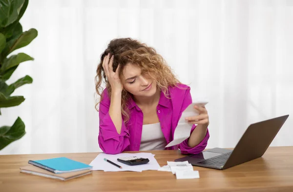 Deprimida Jovem Mulher Verificando Contas Enquanto Sentado Mesa Home Office — Fotografia de Stock
