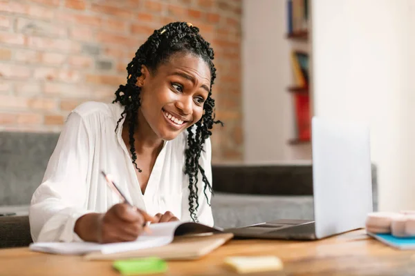 Educación Distancia Mujer Negra Excitada Usando Portátil Escritura Cuaderno Tomando — Foto de Stock