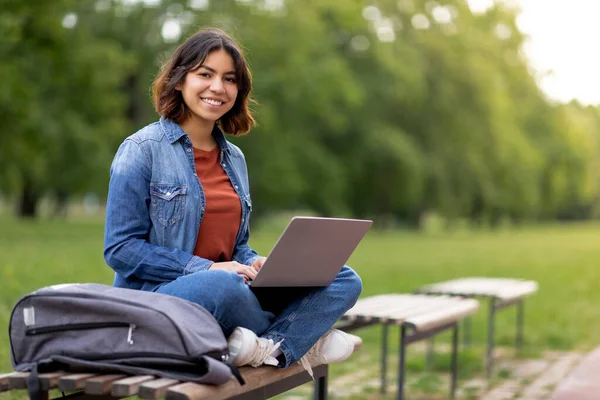 Mooie Glimlachende Arabische Vrouwelijke Student Met Behulp Van Laptop Terwijl — Stockfoto