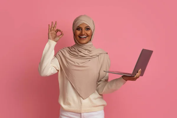 Happy Muslim Woman Hijab Holding Laptop Gesturing Smiling Young Middle — Stok Foto