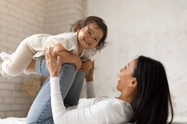 Gioia Della Maternità Felice Asiatico Mamma Giocare Con Adorabile Bambino — Foto Stock