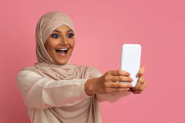 Σπουδαία Εφαρμογή Έκπληκτη Μουσουλμάνα Γυναίκα Hijab Κοιτάζοντας Οθόνη Smartphone Ενθουσιασμό — Φωτογραφία Αρχείου