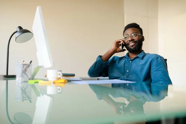 Cheerful Africano Americano Masculino Ceo Falando Smartphone Sentado Mesa Escritório — Fotografia de Stock