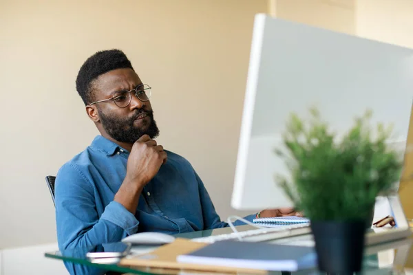 Pensativo Hombre Negocios Negro Gafas Sentado Lugar Trabajo Mirando Pantalla —  Fotos de Stock