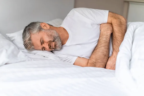 Нещасний Хворий Чоловік Середнього Віку Лежить Ліжку Торкається Його Живота — стокове фото