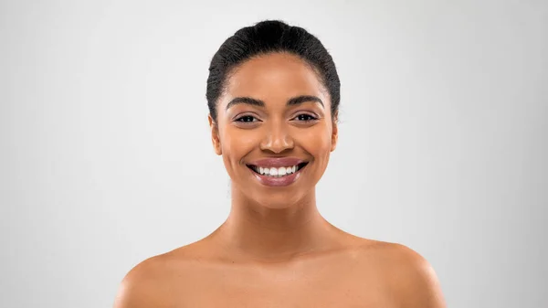 Retrato Feliz Bela Mulher Negra Jovem Seminua Sorrindo Para Câmera — Fotografia de Stock