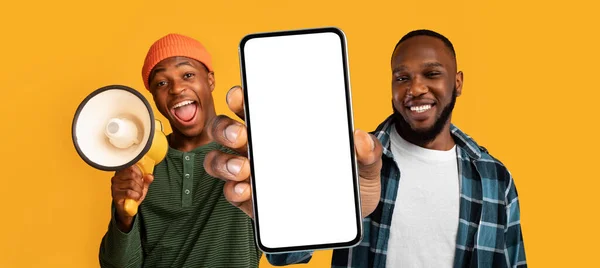 Két Fekete Férfi Hirdetés Mobil Ajánlat Megjelenítve Üres Okostelefon Hangszóró — Stock Fotó