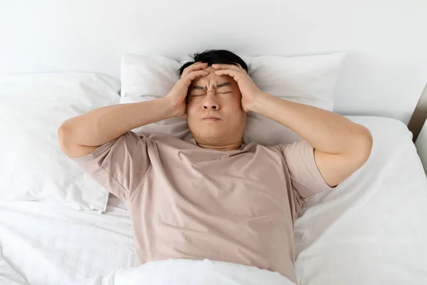 Несчастный Больной Азиат Среднего Возраста Мужчина Лежит Постели Закрытыми Глазами — стоковое фото