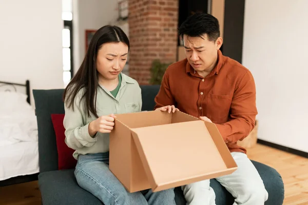 Enttäuschte Asiatische Eheleute Beim Auspacken Von Pappschachteln Beschädigten Gegenständen Oder — Stockfoto