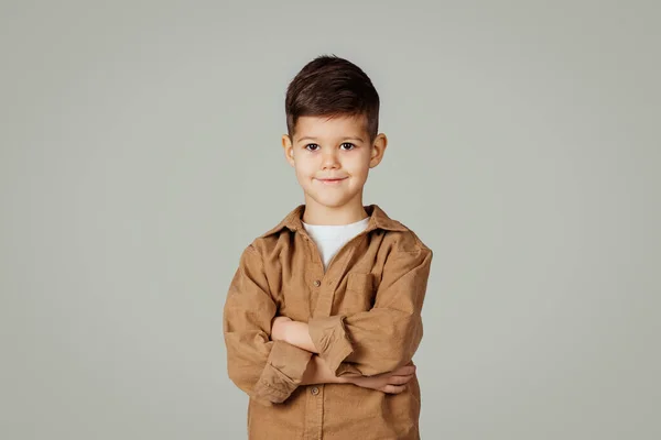 Fröhlich Selbstbewusster Kaukasischer Jähriger Kleiner Junge Lässiger Kleidung Mit Verschränkten — Stockfoto