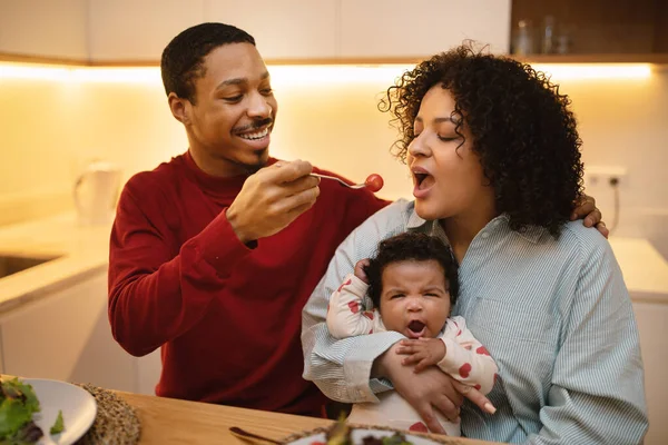Retrato Una Familia Interracial Feliz Con Hija Pequeña Sentada Mesa —  Fotos de Stock