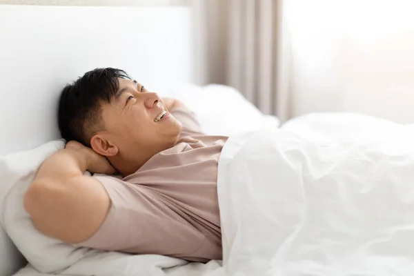 Positivo Feliz Mediana Edad Guapo Hombre Asiático Con Pijama Acostado — Foto de Stock