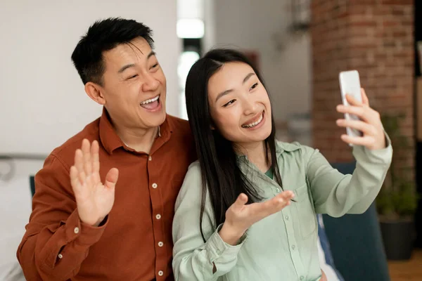 Aufgeregt Koreanisches Paar Mit Handy Videotelefonie Wohnzimmer Lächelnd Handy Webkamera — Stockfoto