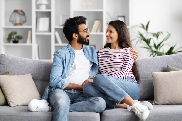 Fröhliche Millennial Interracial Liebhaber Genießen Die Gemeinsame Zeit Hause Glückliche — Stockfoto
