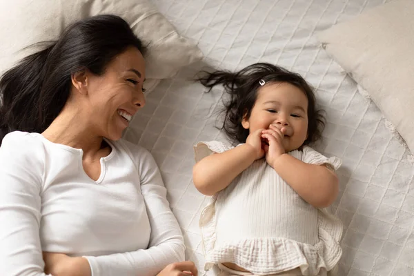 Gelukkig Aziatisch Mam Baby Dochter Liggend Bed Lachen Plezier Hebben — Stockfoto