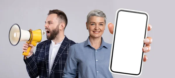 Empresário Empresária Usando Alto Falante Mostrando Grande Smartphone Branco Com — Fotografia de Stock