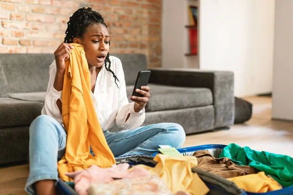 Eine Verängstigte Schwarze Dame Liest Schockierende Reisenachrichten Auf Dem Smartphone — Stockfoto