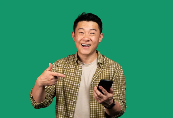 Fajna Oferta Mobilna Podekscytowany Koreański Mężczyzna Średnim Wieku Wskazujący Smartfona — Zdjęcie stockowe