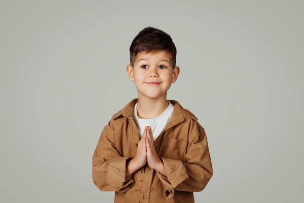 Glücklicher Netter Kaukasischer Jähriger Kleiner Junge Lässiger Geste Mit Händen — Stockfoto
