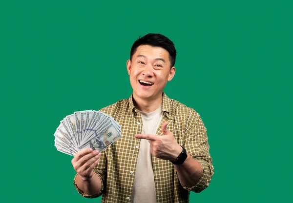 Щасливий Чоловік Середнього Віку Який Тримає Гроші Доларах Вказує Рекомендуючи — стокове фото