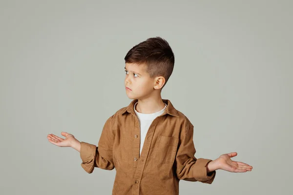 Seriöse Kaukasische Jährige Kleine Junge Lässig Halten Leeren Raum Den — Stockfoto