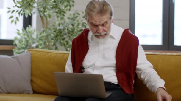 Arbeits Und Alterungsprobleme Senior Man Manager Arbeitet Online Hause Versucht — Stockvideo