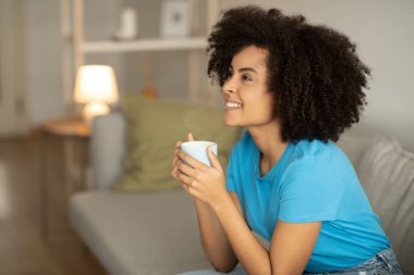 Bin yıllık Afro-Amerikan kıvırcık bayanın rahat rahat oturma odasındaki kanepede çay içmesinin keyfini çıkarmasına sevindim. Günaydın, akşam yalnız başına, kahve molası ve sessizlik.