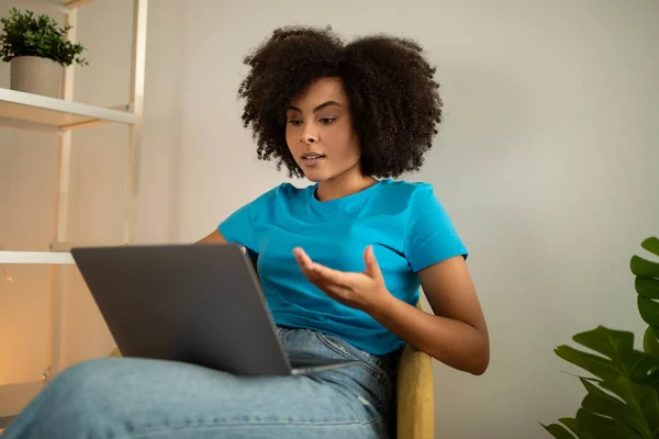 Trabalho Feminino Encaracolado Americano Africano Millennial Sério Computador Portátil Encontra — Fotografia de Stock