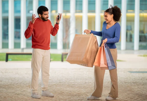 Shopaholism Problem Discontented Husband Having Quarrel Shopaholic Wife Shopping While — Stock Photo, Image