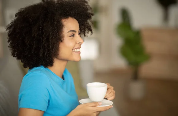 Χαρούμενη Νεαρή Αφροαμερικάνα Σγουρά Γυναίκα Απολαμβάνουν Χαλαρώστε Και Φλιτζάνι Τσάι — Φωτογραφία Αρχείου