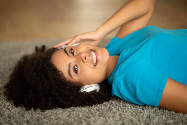 Blij Dat Millennial Afrikaanse Amerikaanse Krullende Vrouw Draadloze Hoofdtelefoon Luisteren — Stockfoto