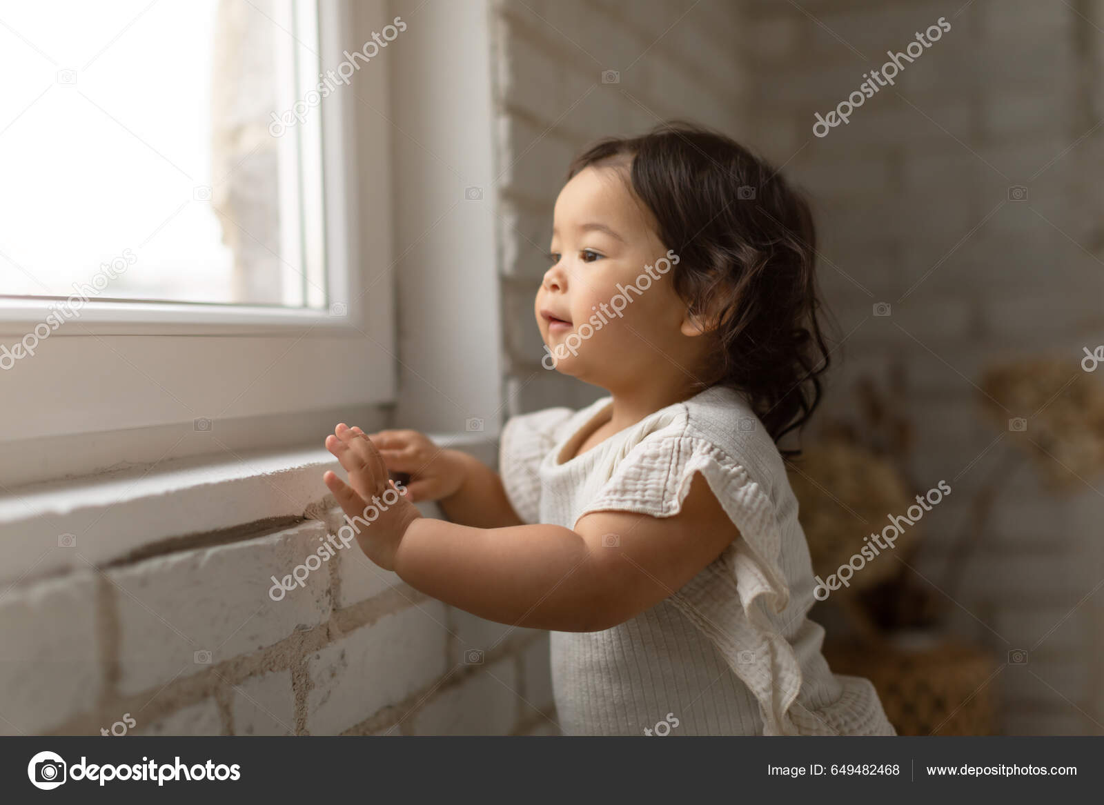 Ασφάλεια Των Παιδιών Αξιολάτρευτο Ασιατικό Κοριτσάκι Που Κοιτάει Έξω Από —  Φωτογραφία Αρχείου © Milkos #649482468