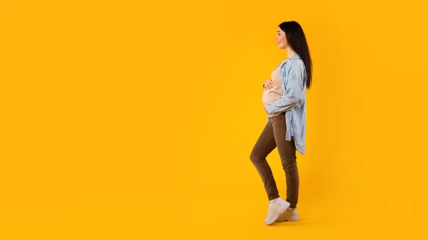 Embarazo Saludable Mujer Embarazada Abrazando Vientre Mirando Espacio Libre Sonriendo — Foto de Stock