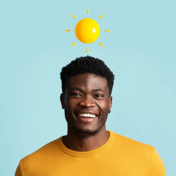 Mavi Stüdyo Arka Planında Soyut Güneşli Gülümseyen Afrikalı Genç Bir — Stok fotoğraf