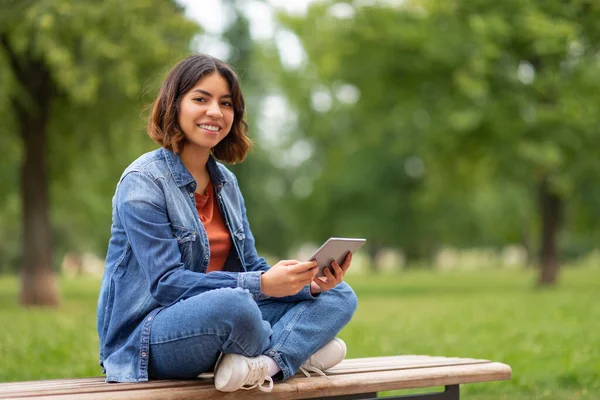 Modern Teknolojiler Parkta Bankta Otururken Dijital Tablet Kullanan Gülümseyen Genç — Stok fotoğraf