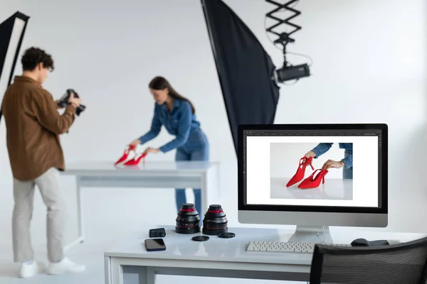 Equipe Profissionais Fotógrafo Seu Assistente Trabalhando Tirando Fotos Sapatos Photostudio — Fotografia de Stock