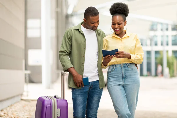 Podróże Wakacyjne Happy African American Travelers Para Posiadaczy Paszportów Patrząc — Zdjęcie stockowe