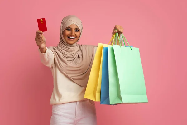 Tesettürlü Müslüman Kadın Alışveriş Torbalarıyla Poz Veriyor Pembe Stüdyo Geçmişi — Stok fotoğraf