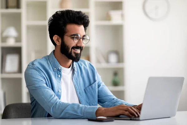 Knappe Indiase Man Freelancer Met Behulp Van Laptop Computer Tijdens — Stockfoto