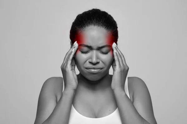 통증을 느끼는 미국의 슬프고 아름다운 여성의 있습니다 편두통을 있습니다 스튜디오 — 스톡 사진